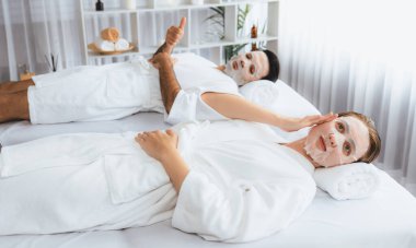 Kaplıca salonunun sakin, modern gündüz atmosferi, birkaç müşteri yüz maskesi takarak kendini yenilemeye çalışıyor. Yüz bakımı ve güzellik kozmetolojisi prosedürü. Sessiz.