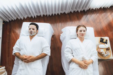 Kaplıca salonunun sakin, modern gündüz atmosferi, birkaç müşteri yüz maskesi takarak kendini yenilemeye çalışıyor. Yüz bakımı ve güzellik kozmetolojisi prosedürü. Sessiz.