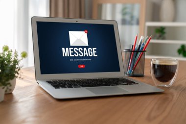 Bilgisayar ekranında rahatça görünen e-posta bildirim iletisi. Dijital pazarlama iletisi bilgi metni iş dünyasından müşteriye