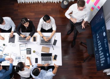 Ofiste sunum ya da analist ekibiyle toplantı odasında mali verileri analiz etmek için BI Fintech 'i kullanmak. İş adamları stratejik planlama için TV ekranında BI gösterge panelini inceliyor.