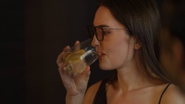 Kokteyl içen güzel bir kadının portresi lüks tezgahın arkasında arkadaşlarıyla ya da çiftlerle sohbet ediyor. Gece hayatındaki sosyetik etkileşim sahnelerini yakalıyorum. Vinosity.