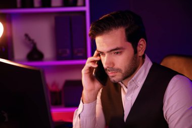 Akıllı iş adamı, akıllı telefondan ortağını ya da yatırımcısını arıyor. Hedef pazar veritabanı klasöründe satış kanalı disiplinlerini, Neon Dark Light Room 'daki ürün hizmetlerini analiz etmek için tartışıyor. Tahmin et..