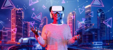 Gelecekçi şehirde dikilirken gözlüklü ve günlük giysiler giyen Afrikalı bir kız. Meta evrene erişen arttırılmış gerçeklik teknolojisini kullanarak oyun oynayan çekici bir oyuncu. Yapay zeka konsepti.