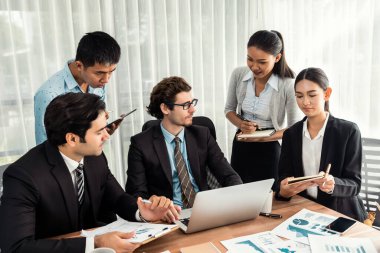 Ofis masasındaki finansal veri raporlarını analiz eden çeşitli bir grup iş analisti. Stratejik pazarlama planlaması için iş zekası analizi çizelgesi ve grafiği.