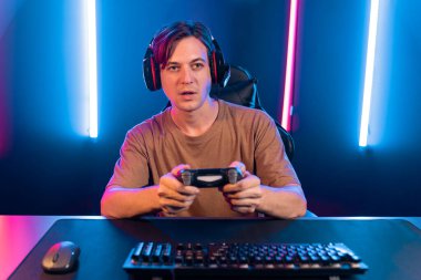 Kontrol kumandalı akıllı oyun flamasının keyfini çıkarın, modern teknoloji siber neon ışık odasında yetenekli oyuncularla çevrimiçi canlı sosyal medya grubu oyunu oynayın. Bireysel.