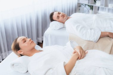 Kafkas çift müşterisi stres önleyici spa masajının keyfini çıkarıyor ve lüks otel veya oteldeki gündüz açık hava ortamında güzellik teniyle eğleniyor. Sessiz.