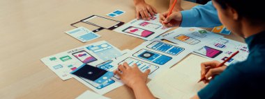 Mobil uygulama ya da web sitesi için kullanıcı arayüzü prototipi planlayan yeni başlayan şirket çalışanlarının panorama pankartı. UX UI tasarımcı beyin fırtınası kullanıcı dostu arayüz planı. Sinerjik