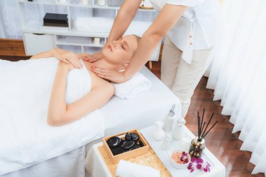 Kafkasyalı kadın müşteri stres önleyici spa masajının keyfini çıkarıyor ve lüks otel ya da oteldeki gündüz açık ortam güzellik salonunda güzellik teniyle eğleniyor. Sessiz.