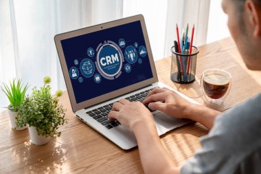 CRM işletme ve işletme için modern bilgisayarda müşteri ilişkileri yönetim sistemi