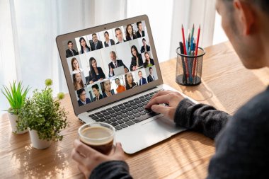 İş dünyasından iş adamlarının modern sanal grup toplantısı için video konferansındaki iş adamları