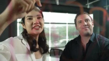 Genç kendine güvenen iş kadını projeyi uzman yatırımcıya sundu. Profesyonel proje yöneticisi başlangıç projesini açıklamak için yapışkan notlar kullanır, beyin fırtınası fikirlerini yatırımcıya paylaşır. Yönlendirici.