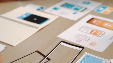 Mobil uygulama ya da web sitesi için kullanıcı arayüzü prototipi planlayan şirket çalışanlarının panorama videosu. UX UI tasarım beyin fırtınası kullanıcı dostu arayüz planı tasarlıyor. Sinerjik
