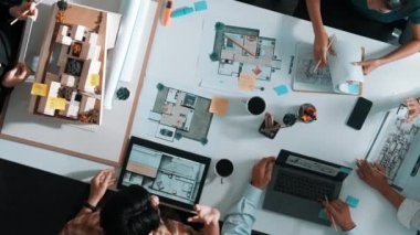 Proje planıyla masaya otururken bir grup farklı takım planlama stratejisi. Zeki iş adamlarının beyin fırtınası ve ev yapımı için birlikte çalıştıklarının en üst düzey görüntüsü. Hizalama.