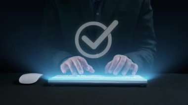 İş adamı, QC ve QA standartlarının karşılandığından emin olmak için katı kalite güvencesi protokolleri uyguluyor. Kalite güvencesi ile sertifikalı ürün mükemmelliğine ulaşmak. Kullanıcı Kimliği