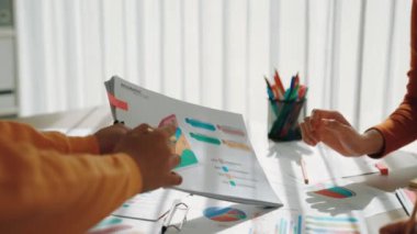 Başlangıç çalışanı birlikte çalışıyor, finansal veri raporundaki BI gösterge tablosunu analiz ediyor ama panorama videosundaki şirket yönüyle uyuşmadığı için stratejik pazarlama planlamasını reddediyor. Sinerjik