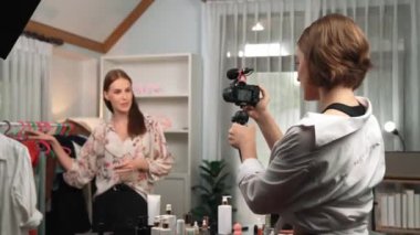 İki kadın nüfuzlu kişi canlı yayın yapan video klip eleştirisi kıyafetlerini sosyal medyada ya da blogda yayınlıyor. Stüdyo ışıklandırmalı mutlu genç kız çevrimiçi pazarlama oturumu yayını için..