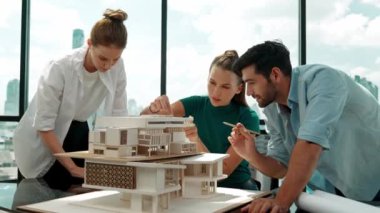 Profesyonel mimar mühendis takımı ev modeli inşaatını analiz etmek için birlikte çalışıyor. Bir grup mühendis ev tasarımı fikrini tartışıyor, paylaşıyor, beyin fırtınası yapıyor. Yaratıcı tasarım. İzleme