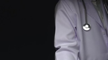 İnsan kalbi anatomisi hologramı yüzen ampulleri toplayan zeki doktorlara yakın durun. Tıp çalışanı kalp rahatsızlığını tedavi etmek için yaratıcı ve yenilikçi bir yöntem buluyor. İyileştirici.