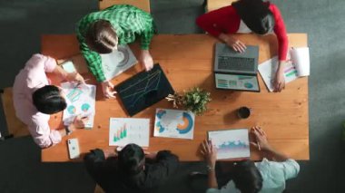 İş kadınlarına tepeden bakan bir bakış açısı. Açıkla ve finansal durumu açıkla. Yatırım grafiğiyle toplantı masasında borsa istatistikleri hakkında grup tartışması ve sunumu. Zaman aşımı. Cemaat.