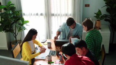 Proje yöneticisinin toplantıda iş adamlarının veri analizlerine bakması. Finansal grafiğe ya da borsa raporuna bakarken beyin fırtınası yapan ve tartışan yetenekli insanlar. Cemaat.