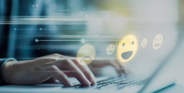 İş adamı müşteri memnuniyet değerlendirmesi verilerini analiz eder ve hizmet kalitesini artırmaya çalışır. Müşteri memnuniyeti ve sadakatini arttırmak için koz değerlendirmeleri. EIDE