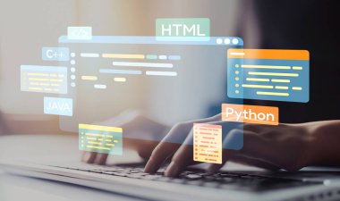 Yeni uygulama mobil telefon geliştirme için HTML, Python, Java ve C EIDE gibi çeşitli programlama dillerinin kodlama dijital örtüleri ile yazılım geliştirici veya programcı çalışması