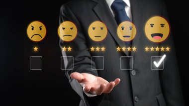 İş adamı müşteri memnuniyet değerlendirmesi verilerini analiz eder ve hizmet kalitesini artırmaya çalışır. Müşteri memnuniyeti ve sadakatini arttırmak için koz değerlendirmeleri. FaaS