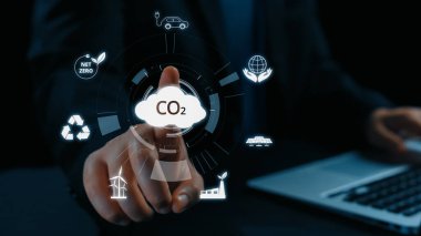 İş adamı CO2 emisyonlarını azaltmak için girişimlerde bulunuyor ve net sıfır hedefliyor. Daha yeşil bir gezegenin karbondioksitini azaltarak sürdürülebilirliğe olan bağlılığını gösteriyor. Kullanıcı Kimliği