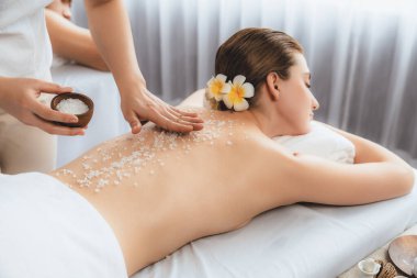 Lüks spa salonlarında sıcak mum ışığında cilt bakımı gören mutlu çift müşterisi. Sağlık kaplıcasında güzellik tedavisiyle tuz temizliği. Sessiz.