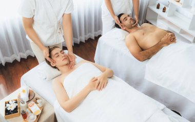 Kafkasyalı çift stres önleyici kafa masajının keyfini çıkarıyor ve lüks otellerde ya da otel spa salonlarında gündüz kaplıcalarında yüz güzelliği eğlencelerini şımartıyor. Sessiz.