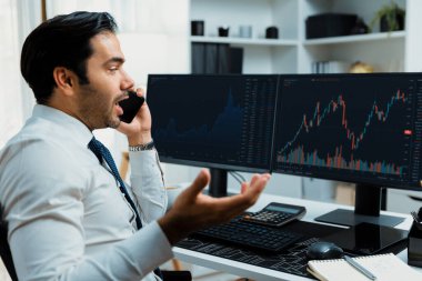 İki borsa yatırımıyla danışman ya da ortağı arayan tüccar işadamı, veri analizini yüksek kârlı dinamik teknoloji borsasına yatırım yapmak için karşılaştırdı. Tahmin et..