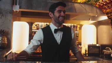 Gülümseyen zeki barmen, gece kulübündeki VIP müşterilerle canlı sohbetlerde misafirlere buzlu şeker ikram ederek harika bir servis sağlıyor. Vinosity.