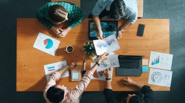 Zeki iş adamlarının grafikleri analiz etmek için el ele çalışmalarının en alt seviyesi. Piyasa borsası raporuyla finansal planı tartışan yetenekli bir pazarlama ekibi. Cemaat.