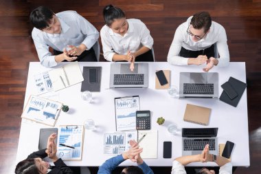 Üst düzey analist ekibi toplantı odasındaki mali verileri analiz etmek için BI Fintech 'i kullanıyor. İş anlayışı ve stratejik pazarlama planlaması için kağıt üzerinde analitik BI gösterge paneli. Tedbirli