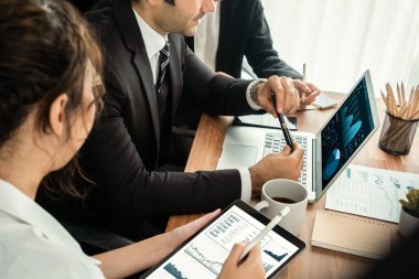 Fintech BI 'ın finansal veri analizi ya da iş zekası göstergesi bilgisayar ve tabletten pazarlamayı planlayan iş adamlarının finansal veri analizine kadar. Habiliment