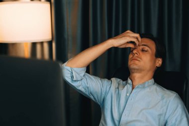 Dinamik veritabanı pazarlama analizi ile PC ekranındaki iş paragrafını araştıran stresli finansal analistin gece vakti modern ev ofisinde aylık rapor hazırlamasını düşünüyorum. Bireysel.