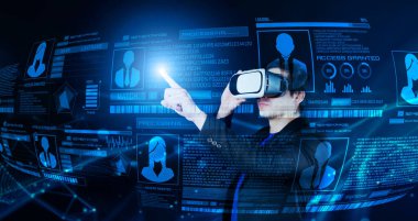 Güvenlik sistemine girerken takım elbise ve sanal gerçeklik gözlüğü takıyor. Global ağa bağlanan ve kimliğini doğrulayan bir iş adamı. Yapay zeka. Teknoloji yeniliği. Yaratıcılık.