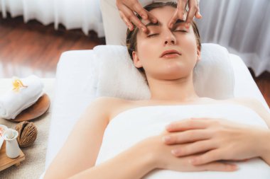 Kafkasyalı kadın stres önleyici kafa masajından ve lüks tatil beldesi ya da otel spa salonundaki modern ışık ortamında yüz güzelliği eğlencelerini şımartmaktan hoşlanıyor. Sessiz.