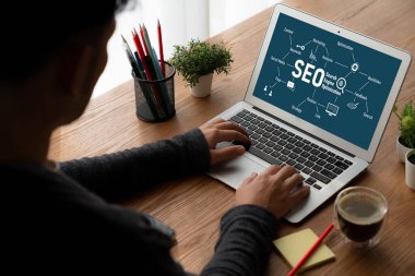 Model e-ticaret için SEO arama motoru optimizasyonu ve bilgisayar ekranında gösterilen çevrimiçi perakende işi