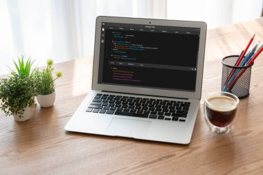 Model uygulama ve program kodlaması için bilgisayar ekranında yazılım geliştirme programlama