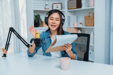 Kot pantolon giyen, yaratıcı yayın yapan genç Asyalı sunucu stüdyo dinleyicisiyle günlük hayatta pazarlamayı ya da danışmanı tanıtmayı online olarak anlatıyor. Taktik.