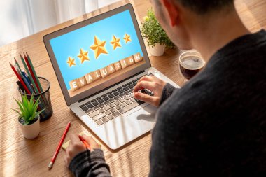 Pazarlama stratejisi planlaması için modem yazılım bilgisayarında müşteri memnuniyeti ve değerlendirme analizi