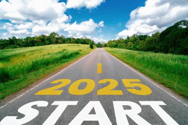 2025 yılbaşı seyahati ve gelecek vizyon konsepti. 2025 'in başında mutlu bir yeni yıl kutlaması için yola çıkan doğa manzarası sevinç ve başarıyla başlıyor. .