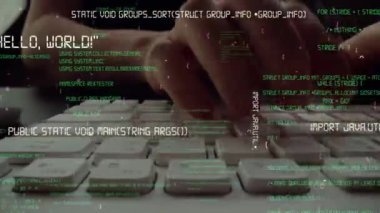 Bilgisayar klavyesinde çalışan ve soyut program kodları ve bilgisayar betiği gösteren bir adam tarafından bilgisayar programlama ve yazılım geliştirmenin yaratıcı görüntüsü