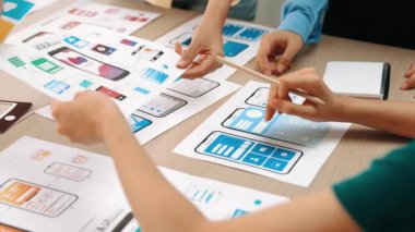 Mobil uygulama ya da web sitesi için kullanıcı arayüzü prototipi planlayan şirket çalışanlarının panorama videosu. UX UI tasarım beyin fırtınası kullanıcı dostu arayüz planı tasarlıyor. Sinerjik