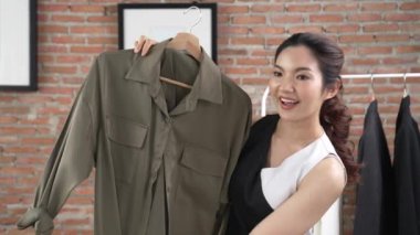 Kadın nüfuzlu kişi video görüntülerini canlı yayınlıyor. Sosyal medya ya da blog. Stüdyo ışıklandırması olan mutlu genç bir kız pazarlama için internet üzerinden yayın yapıyor..