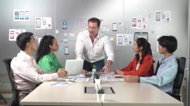 Bir grup başarılı iş adamı toplantıda el ele tutuşuyor. Çeşitlilik uzmanı bir yığın el yapıyor. Birlik ve dostluk göstergesi. Takım olarak katılacağım. Yönlendirici.