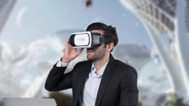 Uzman iş adamı bilgisayarda çalışırken VR gözlüklerini kullanarak meta veriye ya da küresel iletişime bağlanıyor. Proje yöneticisi finansal verileri analiz ediyor. Teknoloji. Aygıt.