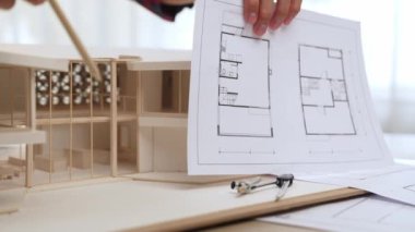 Müşteri denetimi ile yavaş çekim iç mimar taslağı hazırlamak ve ev dekorasyonunu müşteri talebine göre düzenlemek. Mimari müşteri hizmetleri. Filizlenen