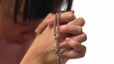 Hristiyan katolik takipçilerle dinsel bağlılık ve maneviyat duygusu doludur. Ağır çekimde Hristiyan, Tanrı 'ya ibadet etmek için dua ederken kutsal haçı tutuyor. Filizlenen